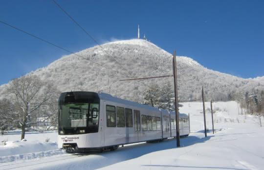 Le train à crémaillère des Panoramiques des Dômes au pied du puy de Dôme, paysage enneigé