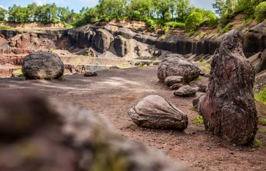 Cratère du volcan de Lemptégy en Auvergne, ancien site d'extraction avec strates géologiques