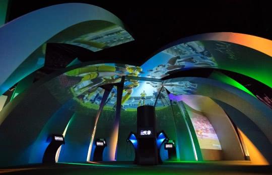 Dôme immersif de l'ASM Experience avec vue plongeante sur le jeu