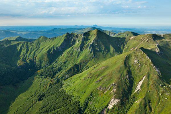 Vue panoramique sur le Massif du Sancy et la Chaîne des Puys