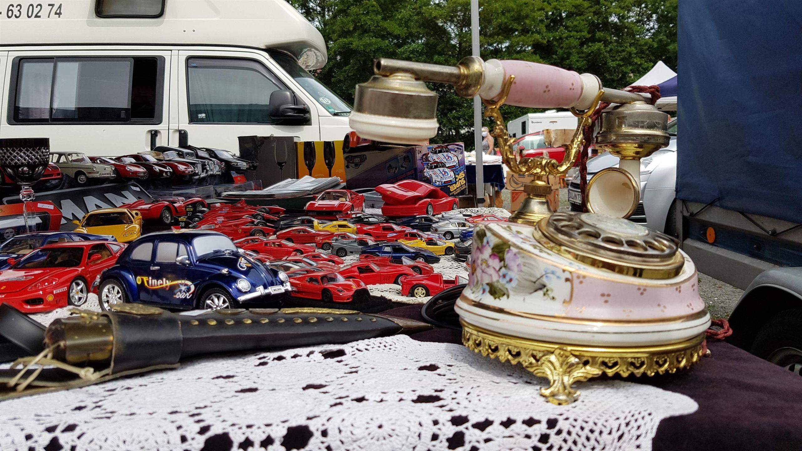 flea market Place des Salins Clermont