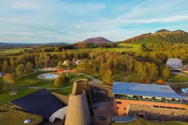 Le cône de Vulcania dans le parc